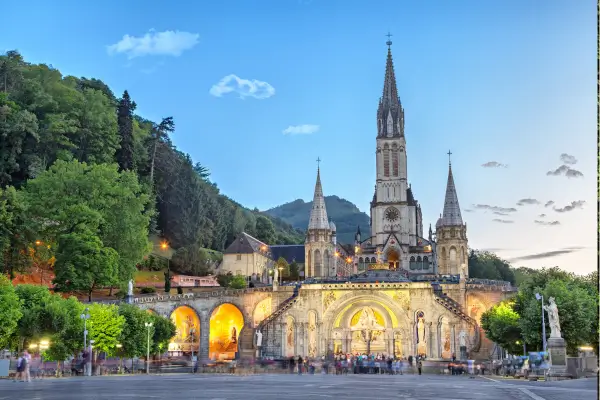 Explorando Santuários Marianos Subterrâneos e Cavernas, incluindo Lourdes e Chartres na Primavera