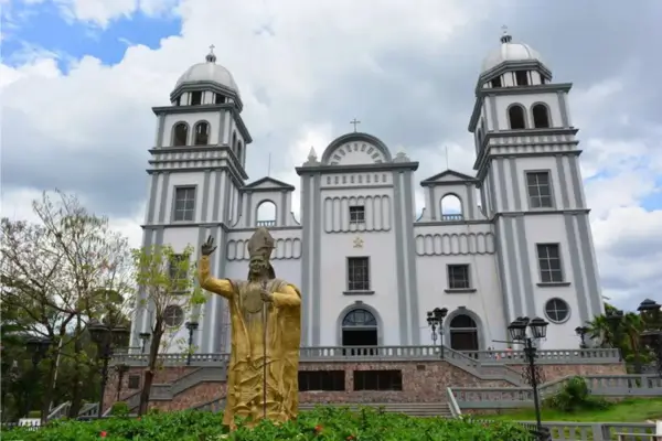 Caminhos para Santuários Marianos Ecológicos em Regiões Montanhosas da América Central