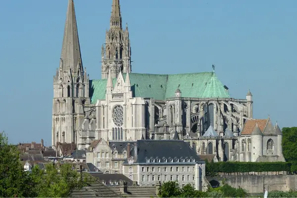 Festividades em Homenagem a Nossa Senhora de Chartres e Sua Relevância Histórica na França  