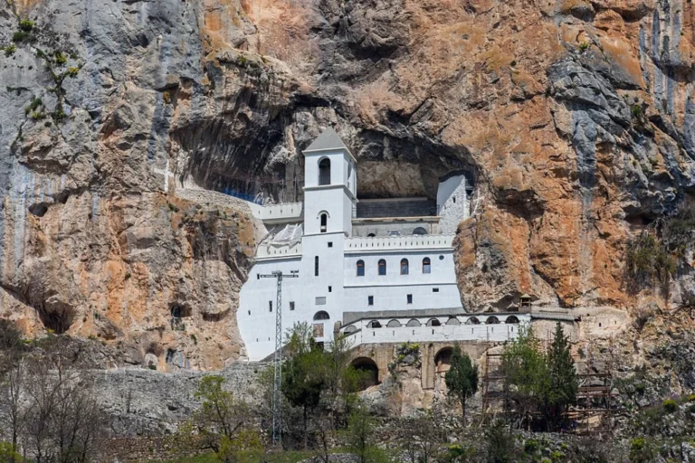 Mosteiro de Ostrog em Montenegro